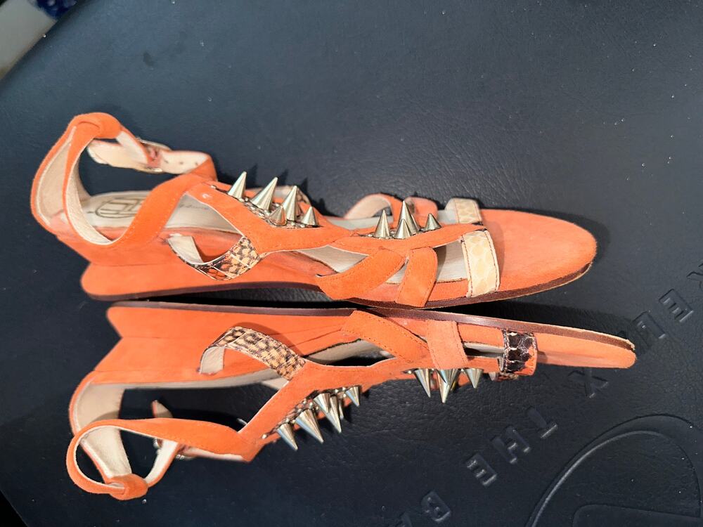 HOUSE OF HARLOW STUDDED SUEDE WEDGE SANDALS 37B -